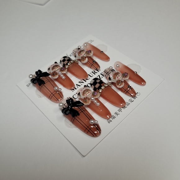 𝐏𝐑𝐄𝐒𝐒-𝐎𝐍 𝐍𝐀𝐈𝐋𝐒 - Picture 6 of 8